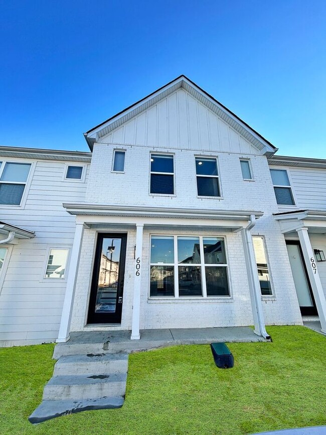 Modern 3-Bedrooms Townhome with Natural Li... - Modern 3-Bedrooms Townhome with Natural Li...