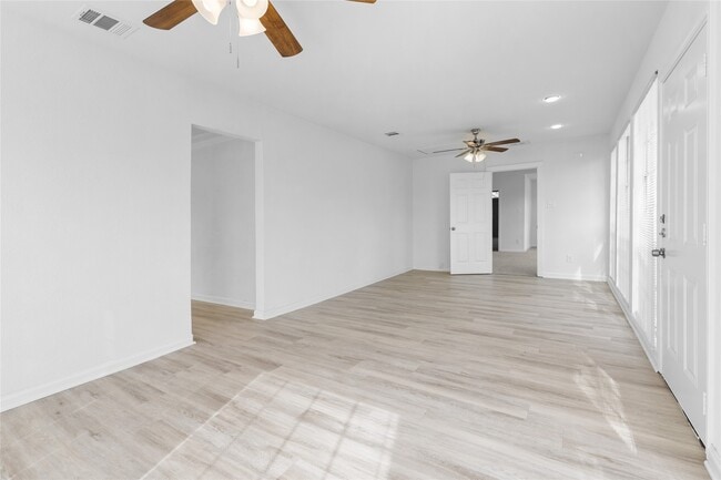 Photo - 16643 Lake Cir