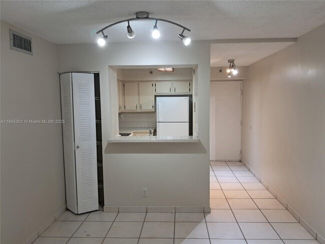 Building Photo - 546 SW 1st St Unit 209 Rental
