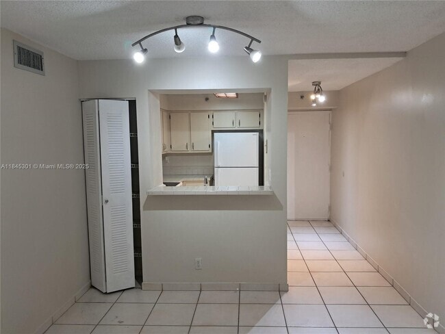 Building Photo - 546 SW 1st St Unit 209 Rental