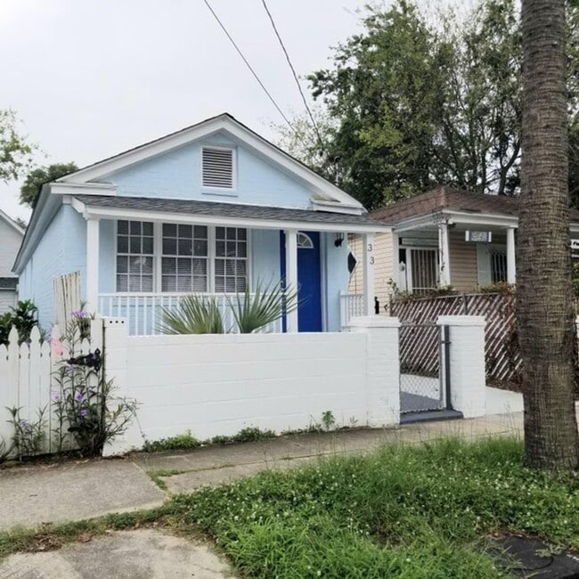 Building Photo - Available 8/1. Beautiful 3 BR/2 BA Home in the Heart of Downtown Charleston!