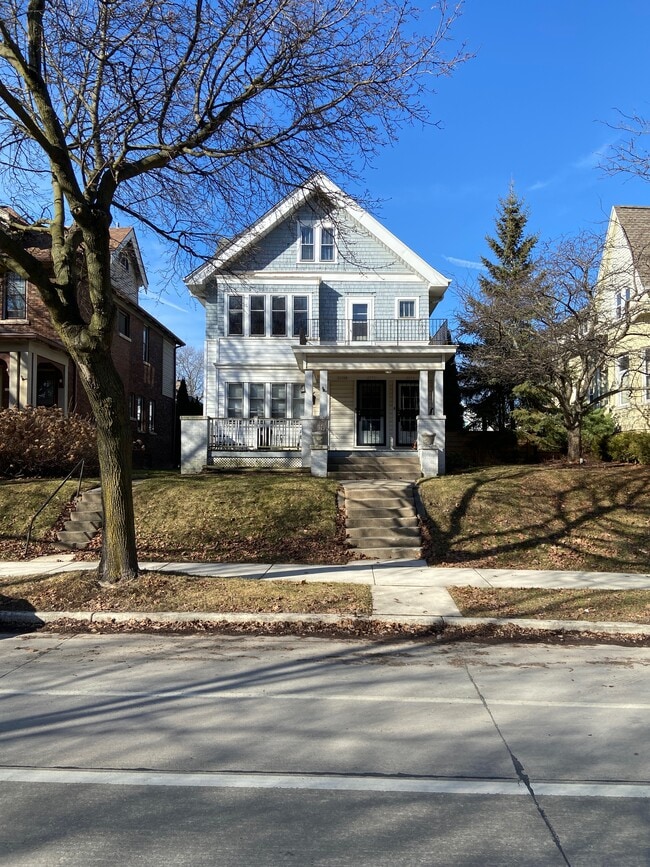 Building Photo - 3233 N Humboldt Blvd Unit Upper