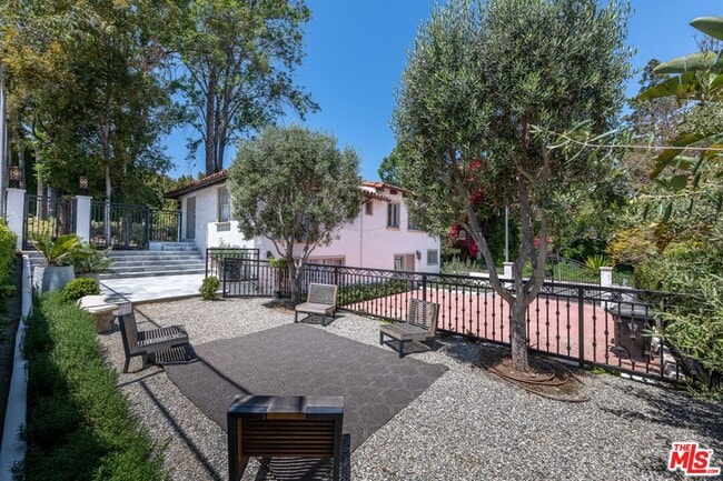 Building Photo - 905 Hartford Way