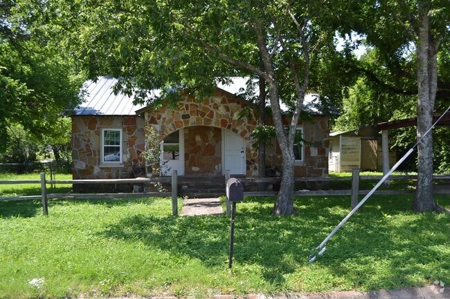 Building Photo - Charming 2 Bed/ 1 Bath Coming Soon!!! Rental