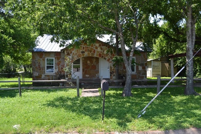 Building Photo - Charming 2 Bed/ 1 Bath Coming Soon!!! Rental