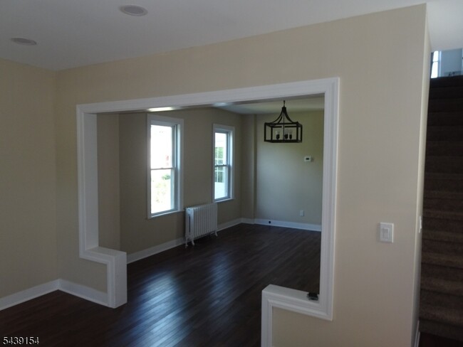 Photo - 689 Sayre Ave