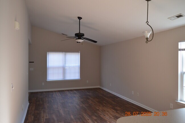 Photo - 869 Silvercrest Dr House