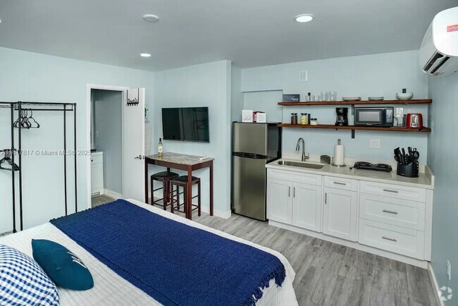 Building Photo - 1647 NW 29th Ave Unit 4 Rental