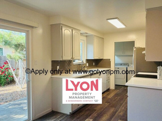 Building Photo - Spacious 2 bedroom, single level duplex in... Rental