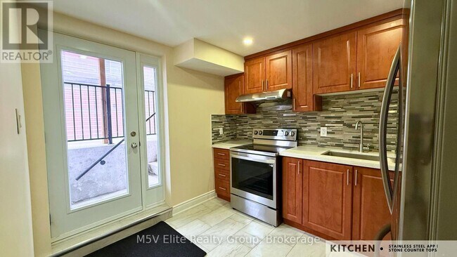 Photo - 140 Queen Mary Dr