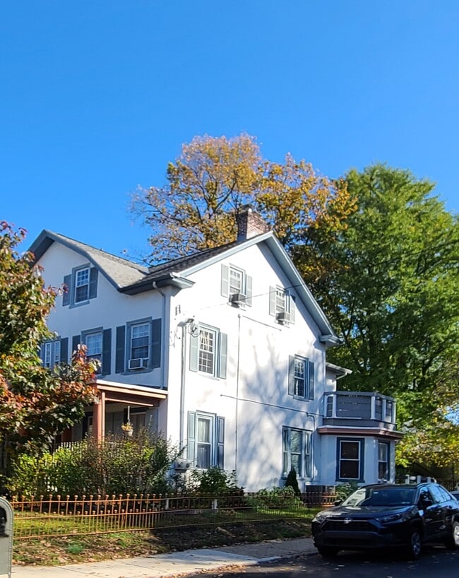 443 Green La Apt A vista lateral con terraza - 443 Green Ln Unidad Apt A