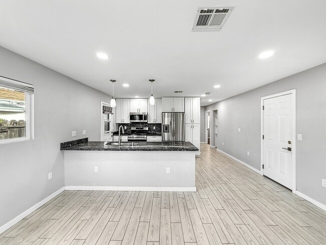 Photo - 6123 Horton Dr