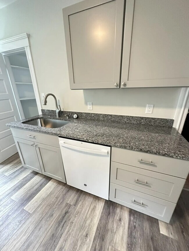 Photo - 593 Heath St Unit 1