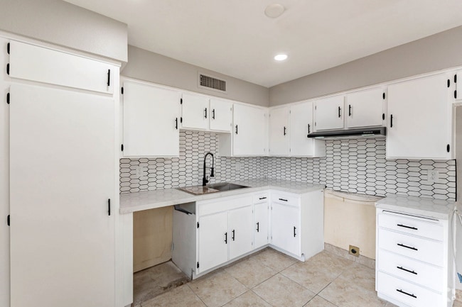Building Photo - 8633 W Weldon Ave Rental