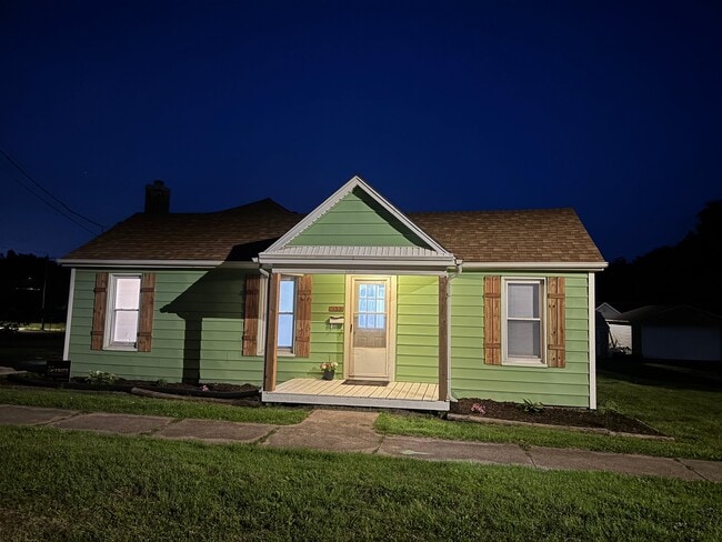 Photo - 123 N E St