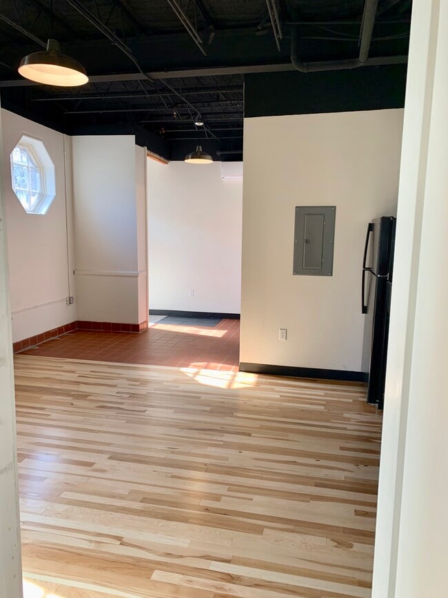 Building Photo - 181 Elm St Unit 104