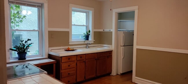 Kitchen - 531 S Lombard Ave Unit First floor