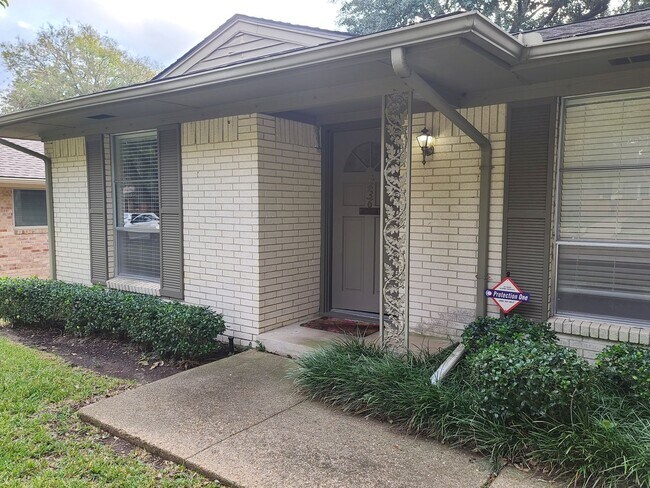 Photo - 2 Bed, 2 Bath Duplex near White Rock Lake!