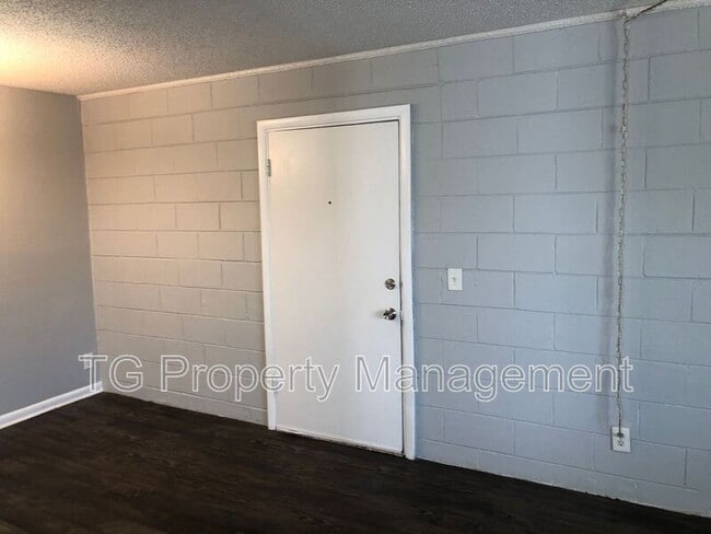 Photo - 402 Lower 8th Ave S