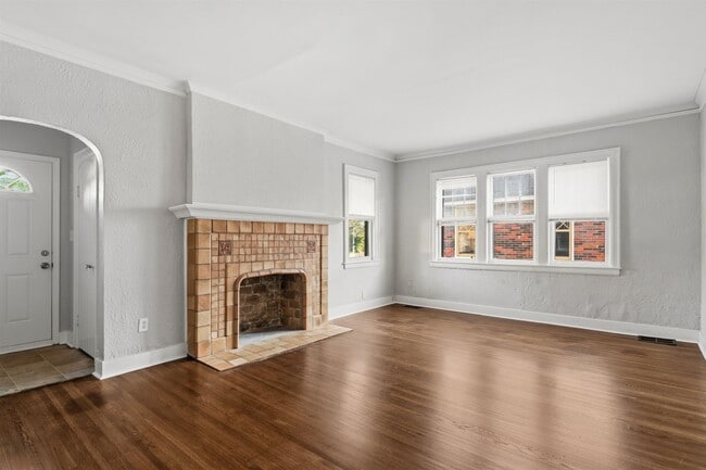 Photo - 871 University St