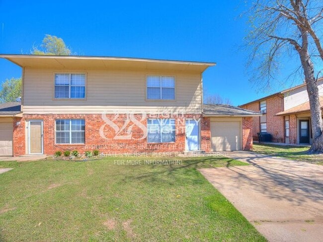 Photo - Spacious 2 Bed/2 Bath Townhome Duplex Available NOW in Moore, OK!