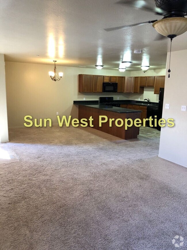 Building Photo - 2 bedroom, 2 Bath Triplex with 2 Car Garage Rental