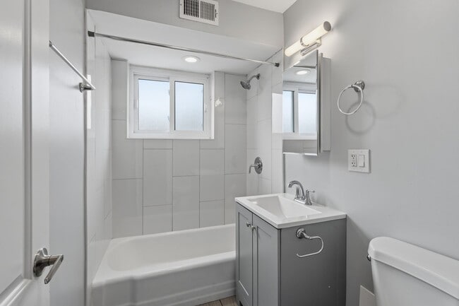 Photo - 2327 W Lunt Ave