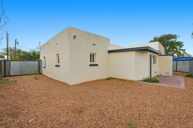 Photo - Bright, Fresh & Pet-Friendly — 3BR Retreat Minutes from U of A