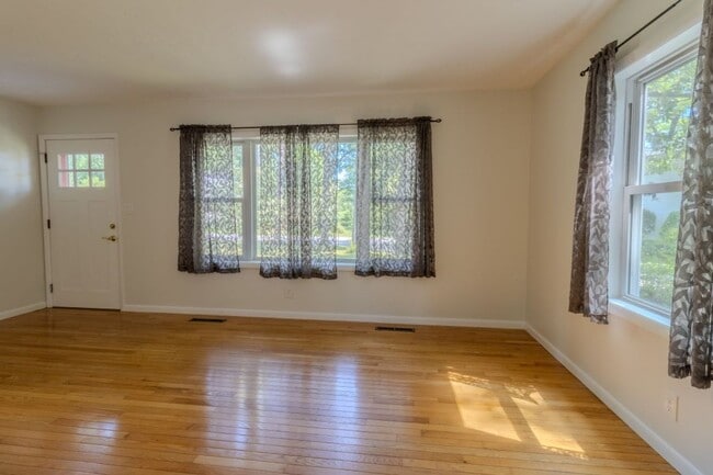 Photo - The Little Bungalow of Your Dreams Near East Bay! 2BR / 1BA Long-Term Rental