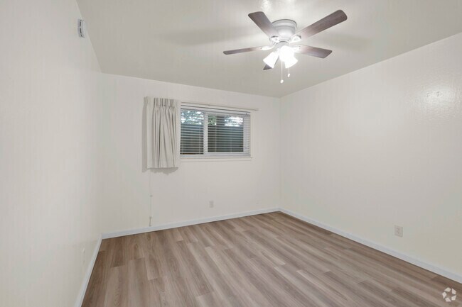 2BR, 1BA - 765SF - Shana's Apartments