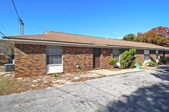 Building Photo - Updated 2BR/1BA in Gulf Breeze –  Water & Lawn Care Included – Available Now! Unit C