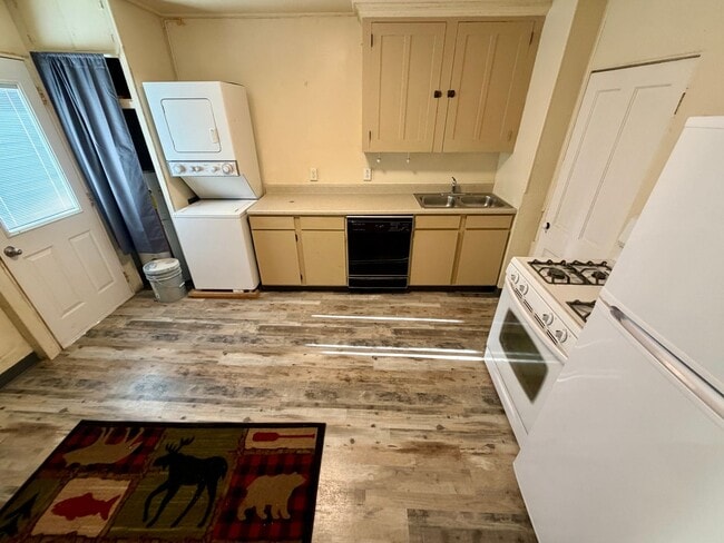 Photo - 200 Chaucer/587 Highland Unidad 202.5