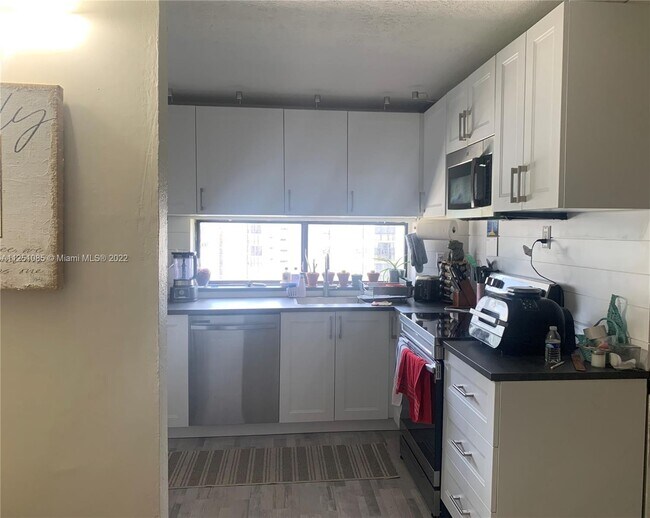 Photo - 17011 N Bay Rd Unidad 1019