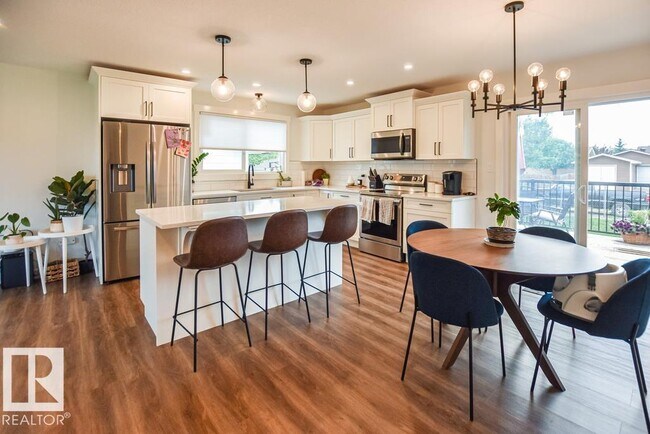 Photo - 4603-4641 41 Ave