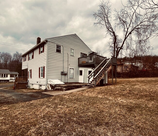 Building Photo - 98 Richard St Unit 2