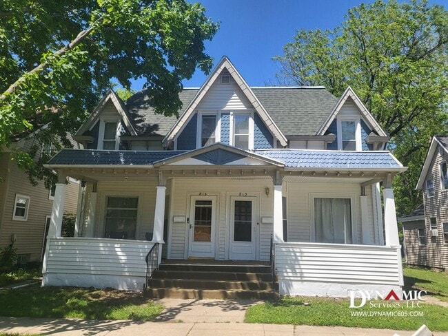 Building Photo - 813-815 S Summit Ave