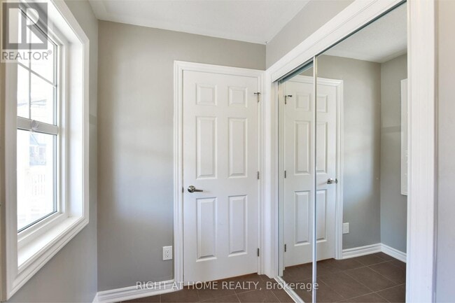 Photo - 348 Gallantry Way