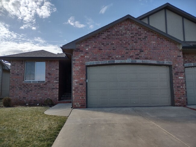 Building Photo - 7453/57 Summerside Unit 7453 Summerside