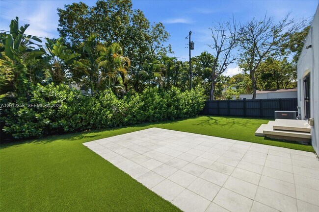 Photo - 120 NE 49th St