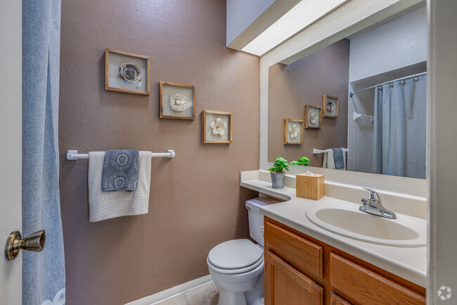 2BR, 2BA - 957SF - Restroom - Sheridan Pond