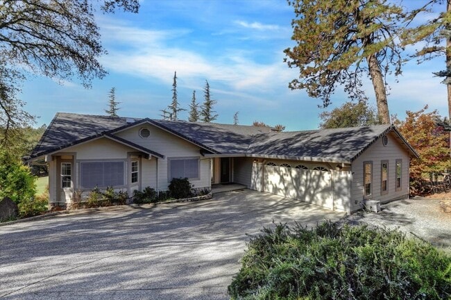 Photo - 18527 Jayhawk Dr House