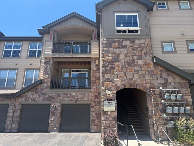 Building Photo - Move-In Ready Top-Floor Condo with New Flooring & Fresh Paint