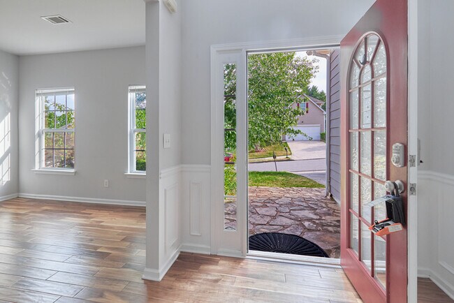 Photo - 4 bedroom house in Suwanee