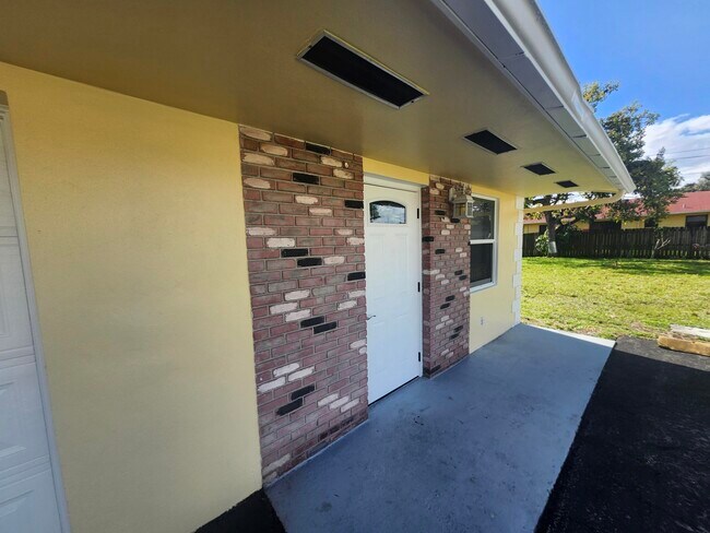 511 NW 60th Way Unit East Apartment