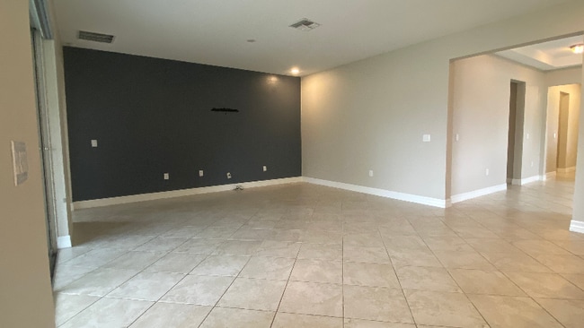 Photo - 2066 Cresswell St