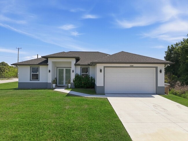 Building Photo - Newer 3/2 home all tile