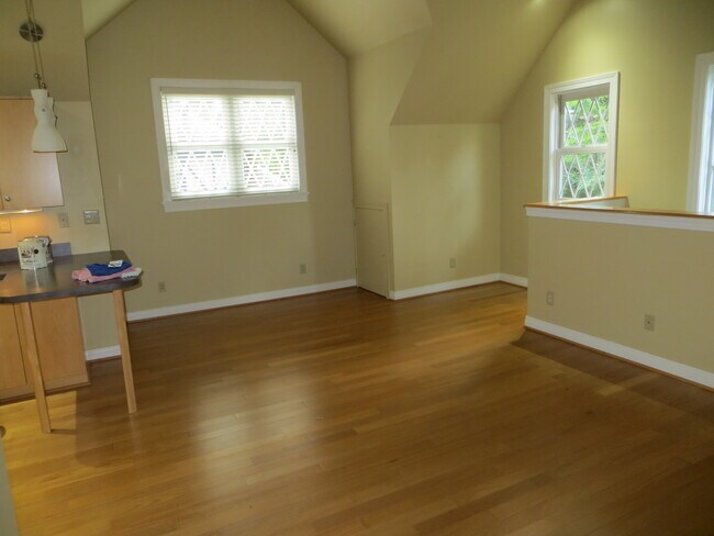 Building Photo - 2115 Gladstone Ave Unit 2115 Carriage House