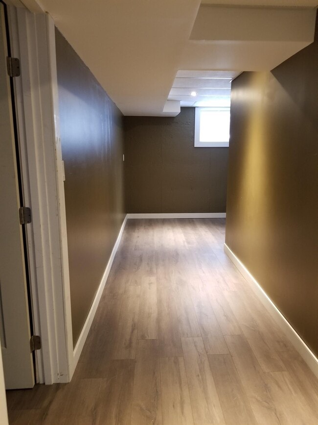 Building Photo - 2 Bed 1 Bath Unit Lower