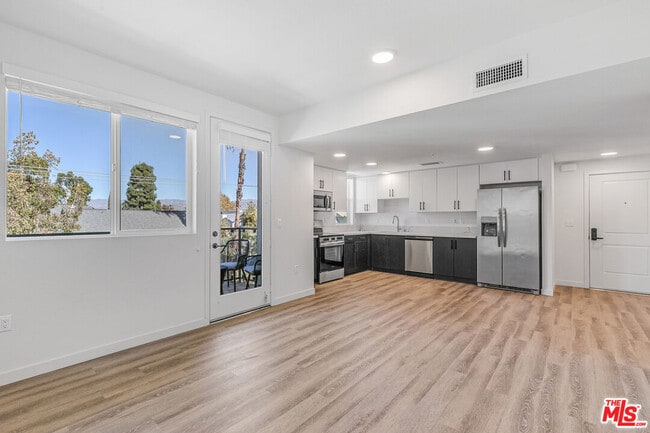 Photo - 10824 Blix St Unidad 408