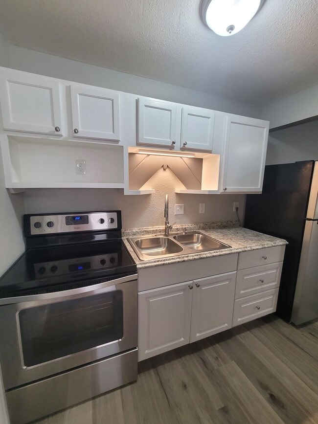 Building Photo - Remodeled Studio Apartment Unit 4187 Sunset Dr Apt 3